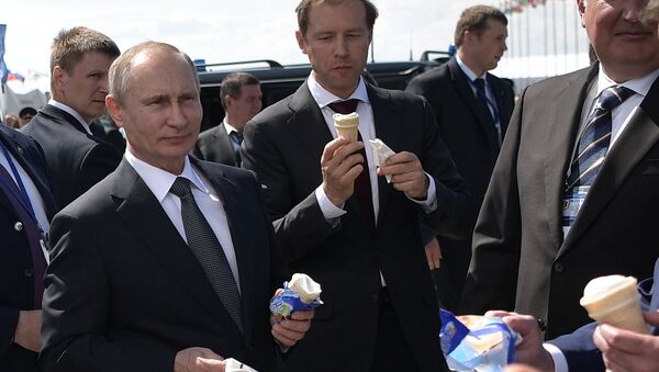O presidente russo, Vladimir Putin, comendo sorvete junto com o ministro da Indústria e Comércio da Rússia, Denis Manturov, no Salão Aeroespacial MAKS 2017, em Zhukovsky, Moscou - Sputnik Brasil