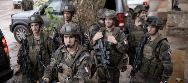 Soldados franceses patrulhando as ruas de Bangui em julho de 2014 - Sputnik Brasil