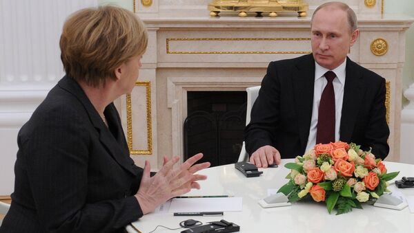 Vladimir Putin em encontro com a chanceler da Alemanha, Angela Merkel - Sputnik Brasil