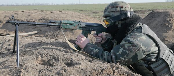 Atirador ucraniano marca posição próximo à região de Donetsk, na Ucrânia - Sputnik Brasil