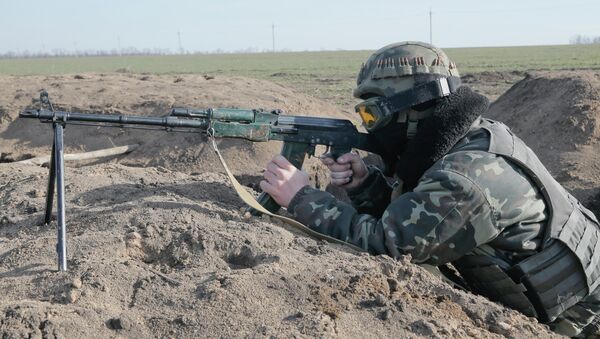 Atirador ucraniano marca posição próximo à região de Donetsk, na Ucrânia - Sputnik Brasil