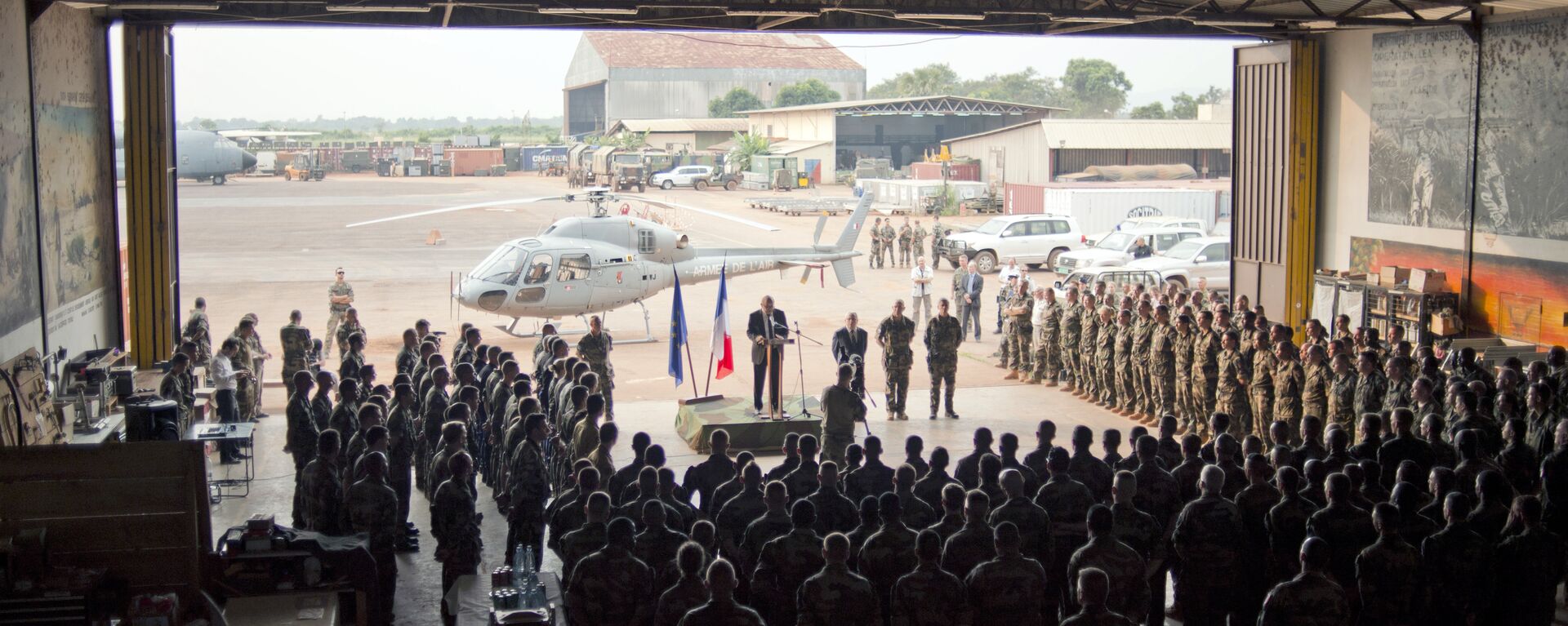 Soldados franceses na República Centro-Africana ouvem discurso do ministro da Defesa da França, Jean-Yves Le Drian, em base militar de Bangui - Sputnik Brasil, 1920, 07.08.2024