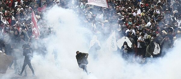 Protesto do professores em Curitiba, em 29 de abril de 2015 Protesto do professores em Curitiba, em 29 de abril de 2015 - Sputnik Brasil