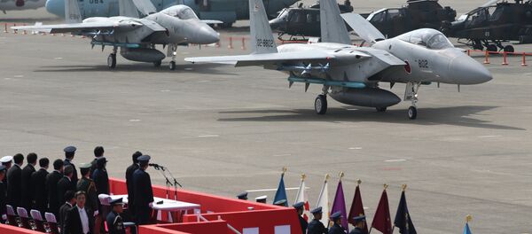 Premiê japonês Shinzo Abe revisa caças miliatares japoneses - Sputnik Brasil