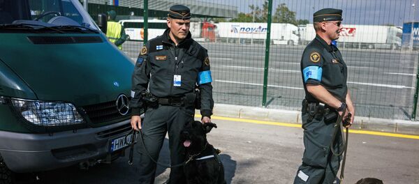 Guardas de fronteira finlandeses com cachorros - Sputnik Brasil