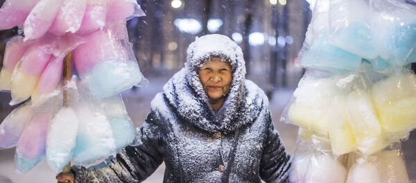 Na opinião dos internautas, a “Vendedora de Algodão Doce”, do jornalista fotográfico Tabyldy Kadyrbekov, é o melhor trabalho do concurso Andrei Stenin - Sputnik Brasil