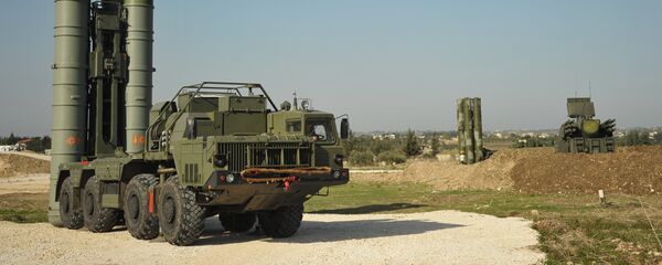 Sistemas de mísseis russos S-400 na base aérea de Hmeymim, na Síria Sistemas de mísseis russos S-400 na base aérea de Hmeymim, na Síria - Sputnik Brasil