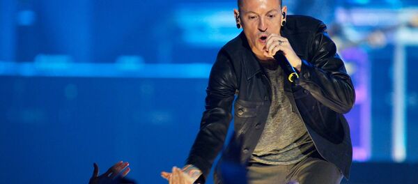 Chester Bennington durante show em Las Vegas, em 2012 - Sputnik Brasil