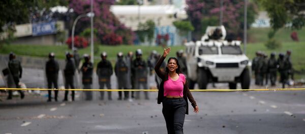 Manifestante em Caracas - Sputnik Brasil