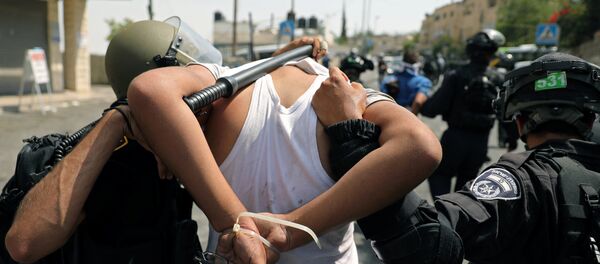 Polícia de Israel conduz um manifestante muçulmano durante confrontos em Jerusalém, em 21 de julho de 2017 - Sputnik Brasil