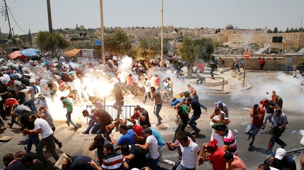 Palestinos fogem após polícia de Israel ter usado gás lacrimogêneo para dispersar multidão de fiéis durante manifestação de 21 de juhlo de 2017 - Sputnik Brasil