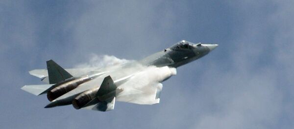 Истребитель Т-50 выполняет демонстрационные полеты на Международном авиационно-космическом салоне МАКС-2017 в Жуковском Истребитель Т-50 выполняет демонстрационные полеты на Международном авиационно-космическом салоне МАКС-2017 в Жуковском - Sputnik Brasil