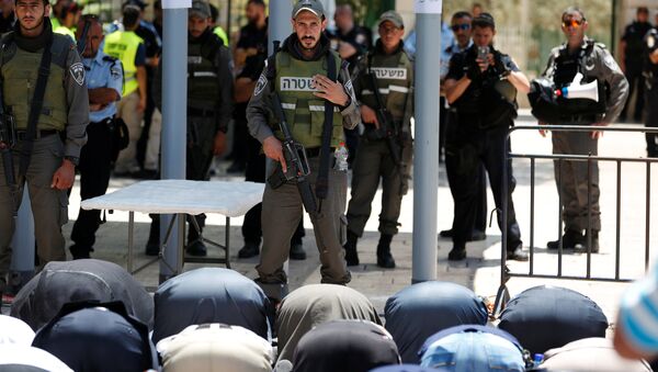 Palestinos rezam enquanto no Monte do Templo enquanto soldados israelenses observam - Sputnik Brasil