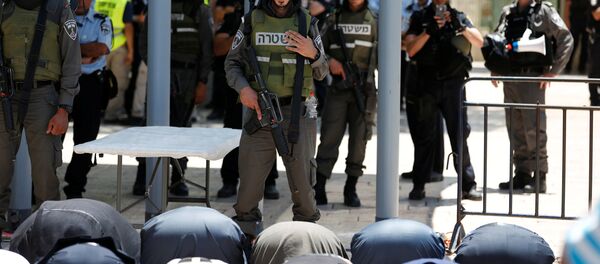 Palestinos rezam enquanto no Monte do Templo enquanto soldados israelenses observam - Sputnik Brasil