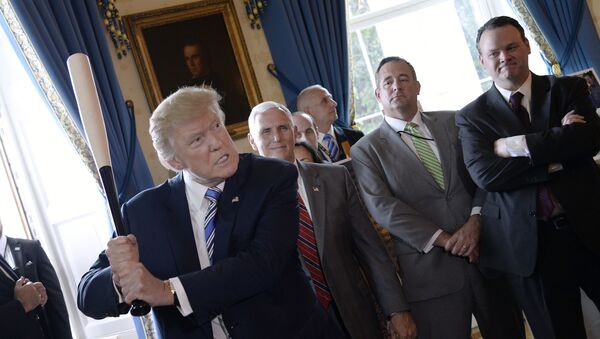Presidente dos EUA, Donald Trump, segura taco na Casa Branca durante a exposição Made in America - Sputnik Brasil