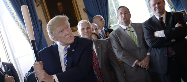 Presidente dos EUA, Donald Trump, segura taco na Casa Branca durante a exposição Made in America - Sputnik Brasil