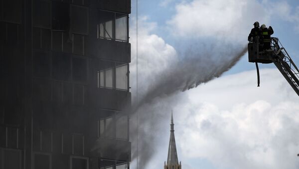 Bombeiros combatem o fogo em prédio no centro de Moscou - Sputnik Brasil
