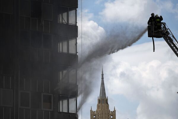 Bombeiros combatem o fogo em prédio no centro de Moscou - Sputnik Brasil