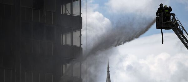 Bombeiros combatem o fogo em prédio no centro de Moscou - Sputnik Brasil