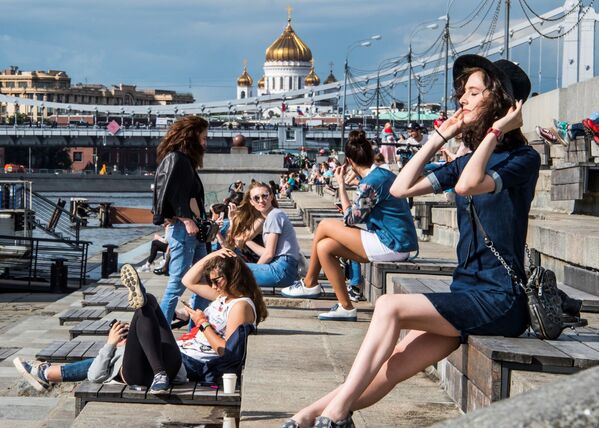 Meninas descansam no parque Gorky, Moscou - Sputnik Brasil