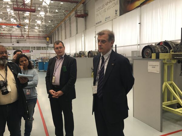 O diretor do projeto do SaM146 e um dos gerentes da empresa Saturn, Mikhail Berdennikov, fala aos jornalistas durante uma excursão pela fábrica em Rybinsk - Sputnik Brasil