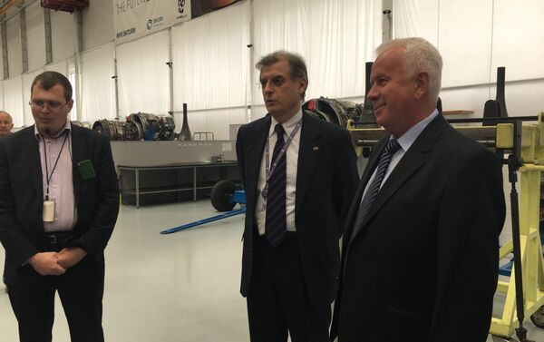 O diretor do projeto do SaM146, Mikhail Berdennikov, e diretor do setor de montagem da Saturn, Mikhail Sasarin, falam aos jornalistas durante uma excursão pela fábrica em Rybinsk - Sputnik Brasil