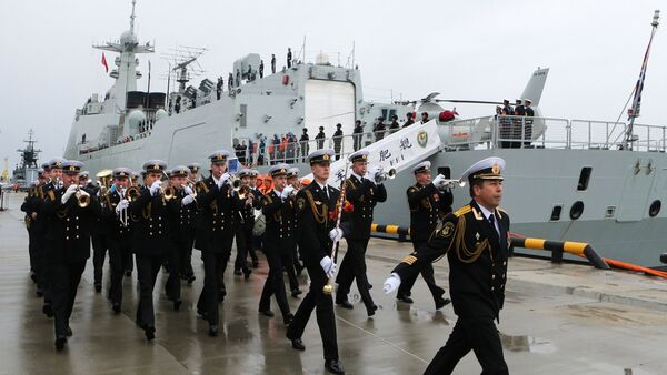 Cerimônia de saudação dos navios da Marinha chinesa que aportaram à cidade russa de Baltiysk para participar dos treinamentos navais Cooperação Marítima 2017 - Sputnik Brasil