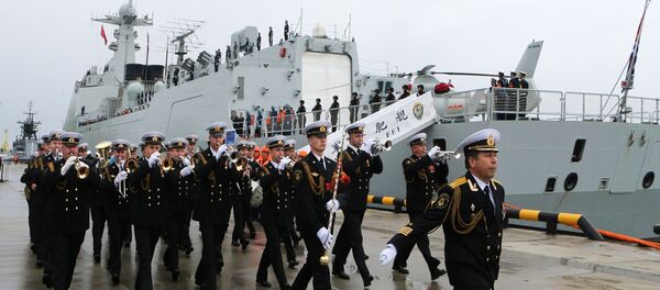 Cerimônia de saudação dos navios da Marinha chinesa que aportaram à cidade russa de Baltiysk para participar dos treinamentos navais Cooperação Marítima 2017 Cerimônia de saudação dos navios da Marinha chinesa que aportaram à cidade russa de Baltiysk para participar dos treinamentos navais Cooperação Marítima 2017 - Sputnik Brasil