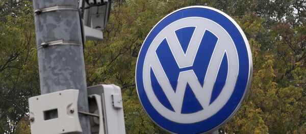 A Volkswagen logo stands next to a CCTV security camera in Wolfsburg, Germany October 7, 2015 - Sputnik Brasil