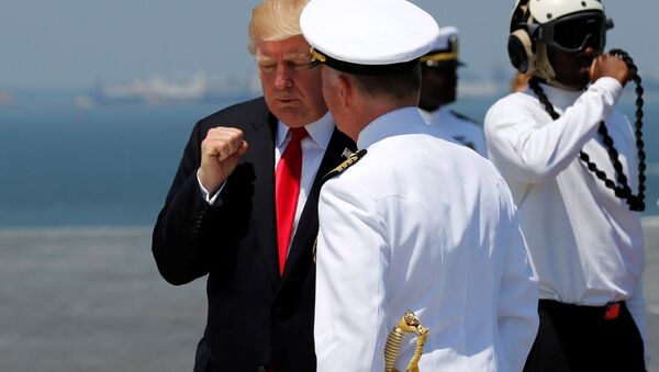 O presidente dos Estados Unidos, Donald Trump, se despede do capitão da Marinha norte-americana Richard McCormack, após o comissionamento do porta-aviões USS Gerald R. Ford durante a cerimônia na Estação Naval de Norfolk, Virginia, EUA. 22 de julho de 2017 - Sputnik Brasil