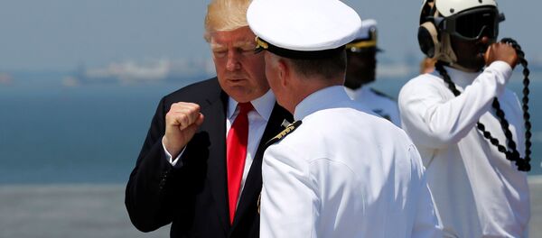 O presidente dos Estados Unidos, Donald Trump, se despede do capitão da Marinha norte-americana Richard McCormack, após o comissionamento do porta-aviões USS Gerald R. Ford durante a cerimônia na Estação Naval de Norfolk, Virginia, EUA. 22 de julho de 2017 - Sputnik Brasil