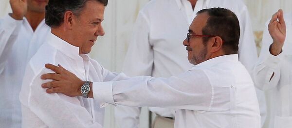 Presidente da Colômbia, Juan Manuel Santos, cumprimenta líder das FARC, Rodrigo Londoño, em setembro de 2016 - Sputnik Brasil