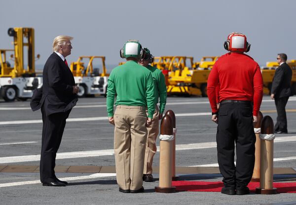 O presidente Donald Trump fez uma pausa no convés de voo quando chegou para a cerimônia de comissionamento do porta-aviões USS Gerald R. Ford (CV 78) na Estação Naval de Norfolk, Virginia, no sábado, 22 de julho de 2017. O presidente Donald Trump fez uma pausa no convés de voo quando chegou para a cerimônia de comissionamento do porta-aviões USS Gerald R. Ford (CV 78) na Estação Naval de Norfolk, Virginia, no sábado, 22 de julho de 2017. - Sputnik Brasil