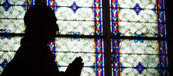 Rezando - Sputnik Brasil