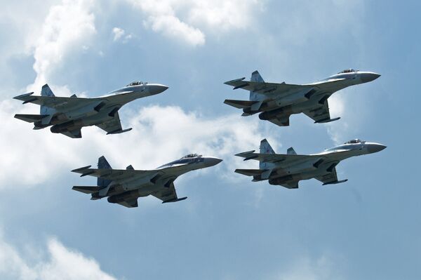 Caças de combate multiuso Sukhoi Su-35 da equipe russa de acrobacias realizam um voo de demonstração no Salão Aeroespacial MAKS 2017  - Sputnik Brasil