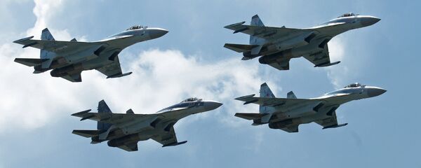 Caças de combate multiuso Sukhoi Su-35 da equipe russa de acrobacias realizam um voo de demonstração no Salão Aeroespacial MAKS 2017 - Sputnik Brasil
