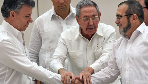 Raul Castro (centro) sela acordo de paz entre o presidente Juan Manoel Santos (à esquerda) e o líder das FARCs, Timoleon Jimenez - Sputnik Brasil