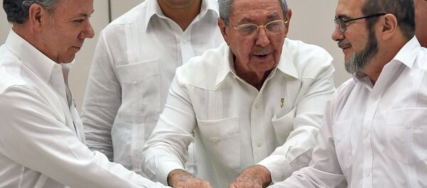 Raul Castro (centro) sela acordo de paz entre o presidente Juan Manoel Santos (à esquerda) e o líder das FARCs, Timoleon Jimenez - Sputnik Brasil