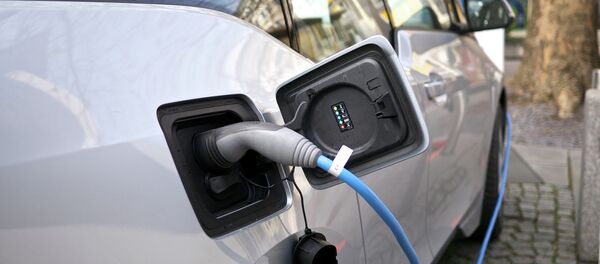 Carro elétrico sendo recarregado - Sputnik Brasil