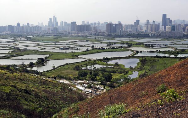Foto de 2010, mostra a cidade de Shenzhen vista da antiga colônia britânica Hong Kong. - Sputnik Brasil