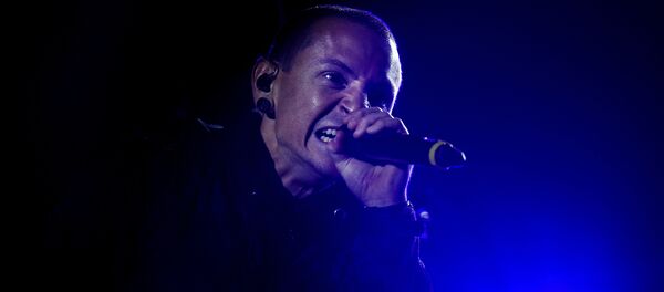 This file photo taken on May 26, 2012 shows Linkin Park's American lead singer Chester Bennington during the Rock in Rio Lisboa music festival at Bela Vista Park in Lisbon. - Sputnik Brasil