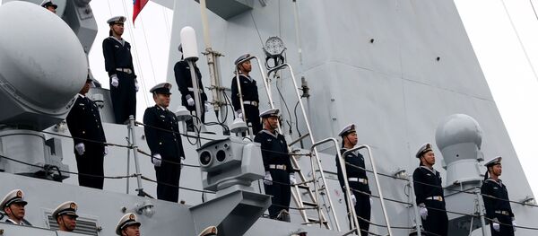 Crew of the Chinese Navy's missile frigate Yuncheng that arrived in Baltiysk for the 2017 Naval Cooperation Russia-China drills Crew of the Chinese Navy's missile frigate Yuncheng that arrived in Baltiysk for the 2017 Naval Cooperation Russia-China drills - Sputnik Brasil