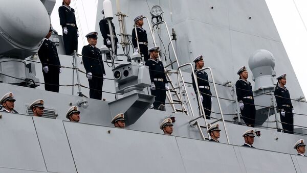 Tripulação da fragata chinesa Yuncheng participa de cerimônia em Baltiysk, durante os exercícios conjuntos com a Marinha da Rússia, Cooperação Marítima 2017 - Sputnik Brasil
