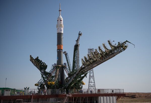 Nave espacial Soyuz MS-05 na posição vertical na plataforma de lançamento no Cosmódromo de Baikonur, no Cazaquistão, na quarta-feira, 26 de julho de 2017. O engenheiro de voo da Expedição 52, Sergei Ryazanskiy, da Roscosmos, o engenheiro de voo Randy Bresnik da NASA e o engenheiro de vôo Paolo Nespoli da ESA (Agência Espacial Europeia), estão programados  para lançar para a Estação Espacial Internacional de bordo da nave espacial Soyuz do Cosmódromo de Baikonur em 28 de julho. - Sputnik Brasil