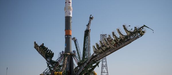 Nave espacial Soyuz MS-05 na posição vertical na plataforma de lançamento no Cosmódromo de Baikonur, no Cazaquistão, na quarta-feira, 26 de julho de 2017. O engenheiro de voo da Expedição 52, Sergei Ryazanskiy, da Roscosmos, o engenheiro de voo Randy Bresnik da NASA e o engenheiro de vôo Paolo Nespoli da ESA (Agência Espacial Europeia), estão programados  para lançar para a Estação Espacial Internacional de bordo da nave espacial Soyuz do Cosmódromo de Baikonur em 28 de julho. - Sputnik Brasil