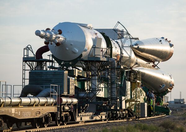 Nave espacial Soyuz MS-05 na posição vertical na plataforma de lançamento no Cosmódromo de Baikonur, no Cazaquistão, na quarta-feira, 26 de julho de 2017. O engenheiro de voo da Expedição 52, Sergei Ryazanskiy, da Roscosmos, o engenheiro de voo Randy Bresnik da NASA e o engenheiro de vôo Paolo Nespoli da ESA (Agência Espacial Europeia), estão programados  para lançar para a Estação Espacial Internacional de bordo da nave espacial Soyuz do Cosmódromo de Baikonur em 28 de julho. - Sputnik Brasil