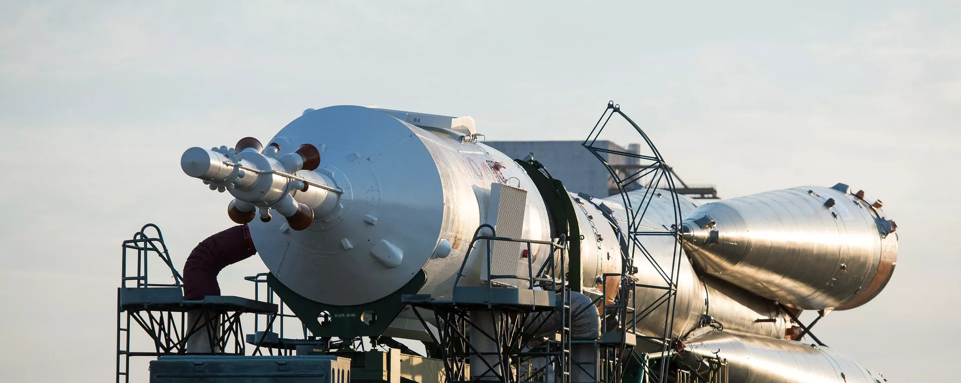 Nave da missão espacial Soyuz MS-05 na plataforma de lançamento do cosmódromo de Baikonur, no Cazaquistão, em 26 de julho de 2017 - Sputnik Brasil, 1920, 28.07.2025