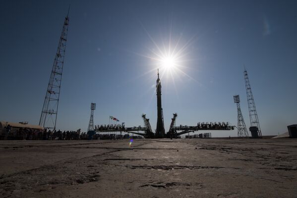 Nave espacial Soyuz MS-05 na posição vertical na plataforma de lançamento no Cosmódromo de Baikonur, no Cazaquistão, na quarta-feira, 26 de julho de 2017. O engenheiro de voo da Expedição 52, Sergei Ryazanskiy, da Roscosmos, o engenheiro de voo Randy Bresnik da NASA e o engenheiro de vôo Paolo Nespoli da ESA (Agência Espacial Europeia), estão programados  para lançar para a Estação Espacial Internacional de bordo da nave espacial Soyuz do Cosmódromo de Baikonur em 28 de julho. - Sputnik Brasil