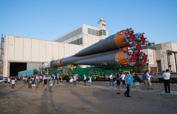 Nave espacial Soyuz MS-05 na posição vertical na plataforma de lançamento no Cosmódromo de Baikonur, no Cazaquistão, na quarta-feira, 26 de julho de 2017. O engenheiro de voo da Expedição 52, Sergei Ryazanskiy, da Roscosmos, o engenheiro de voo Randy Bresnik da NASA e o engenheiro de vôo Paolo Nespoli da ESA (Agência Espacial Europeia), estão programados  para lançar para a Estação Espacial Internacional de bordo da nave espacial Soyuz do Cosmódromo de Baikonur em 28 de julho. - Sputnik Brasil