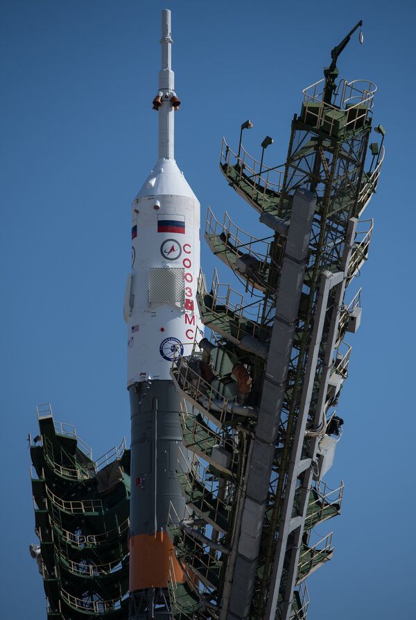 Nave espacial Soyuz MS-05 na posição vertical na plataforma de lançamento no Cosmódromo de Baikonur, no Cazaquistão, na quarta-feira, 26 de julho de 2017. O engenheiro de voo da Expedição 52, Sergei Ryazanskiy, da Roscosmos, o engenheiro de voo Randy Bresnik da NASA e o engenheiro de vôo Paolo Nespoli da ESA (Agência Espacial Europeia), estão programados  para lançar para a Estação Espacial Internacional de bordo da nave espacial Soyuz do Cosmódromo de Baikonur em 28 de julho. - Sputnik Brasil